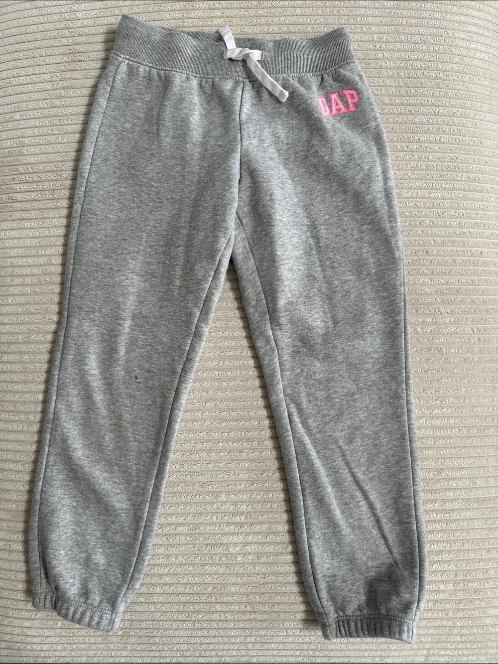 GAP Kids Gray Sweatpants/Joggers with Pink Emroidered Logo in Size S (6-7)